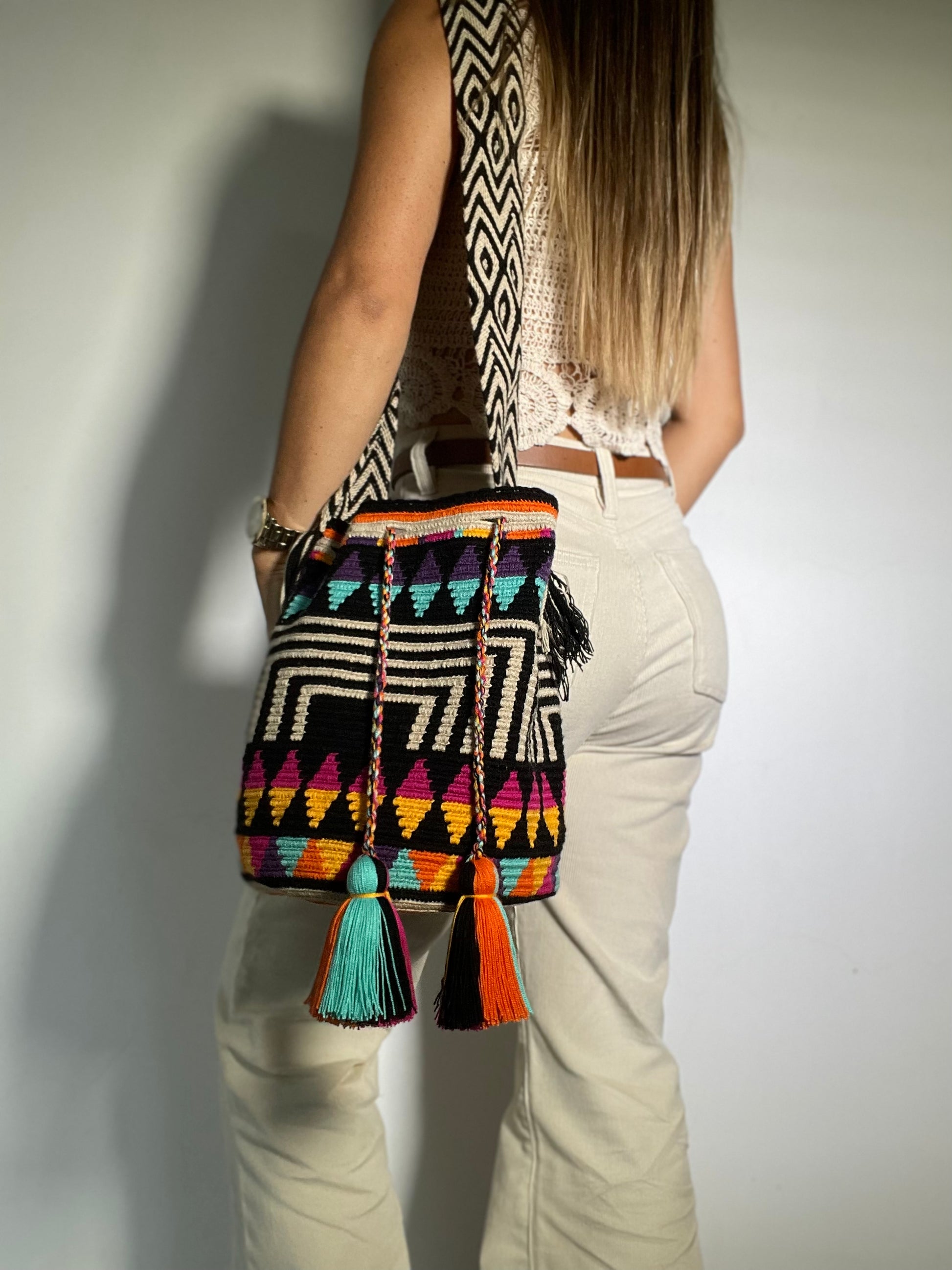 Mochilas Wayuú - Hecho a Mano - Colombiano 100% – Macondo Bags